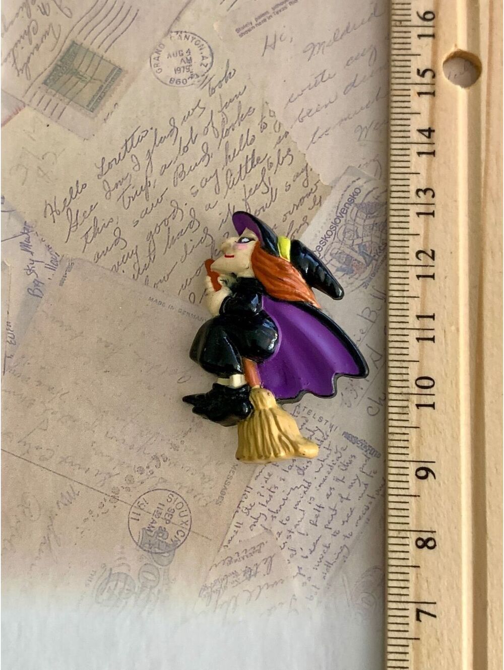 Vintage Made in Hong Kong Witch Brooch Purple Cape Broomstick Pin Halloween - Picture 3 of 4